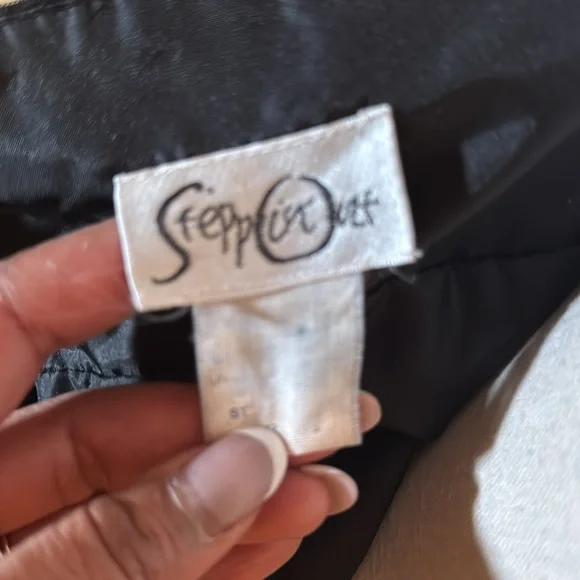 Beautiful vintage ballgown in black. Size 6. Fits like a size 4. - Picture 6 of 9